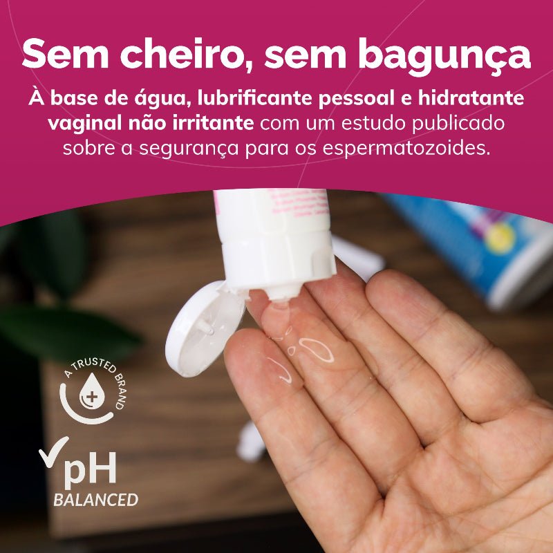 A hand receiving a clear gel from a white squeeze tube, with Portuguese marketing text at the top and a blurred bathroom-like background.